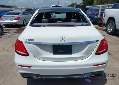 2017 Mercedes-Benz E 300 z USA, uszkodzony, nr VIN WDDZF4JB5HA011651